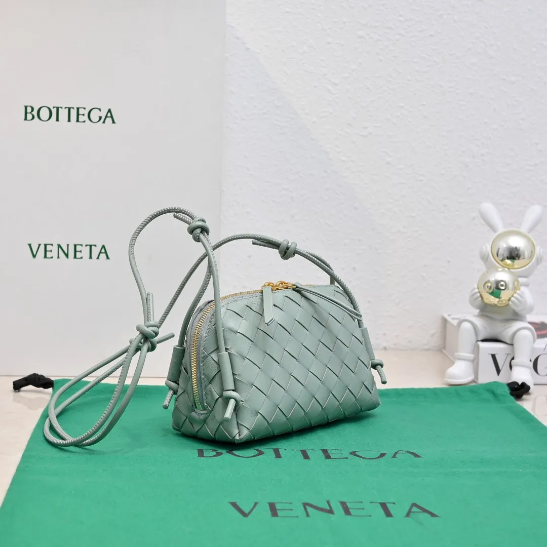 Batch 1260 #Bv The new Concert pouch is the most beautiful and practical mini bag I have ever seen 🎈 The bag body adopts the classic lntrecciato weaving process✅ It is equipped with a leather double-headed zipper, the opening is wide, easy to take and put, the shoulder strap knot can be slid to adjust the length freely, that is, 🉑️crossbody/underarm, and can be used as a clutch bag. Small body, large capacity, so practical! The key is that it is extremely versatile! Come and buy this small, exquisite, beautiful and versatile bag 👍 Model: 4258 Size: 18.5*11.5*8.5